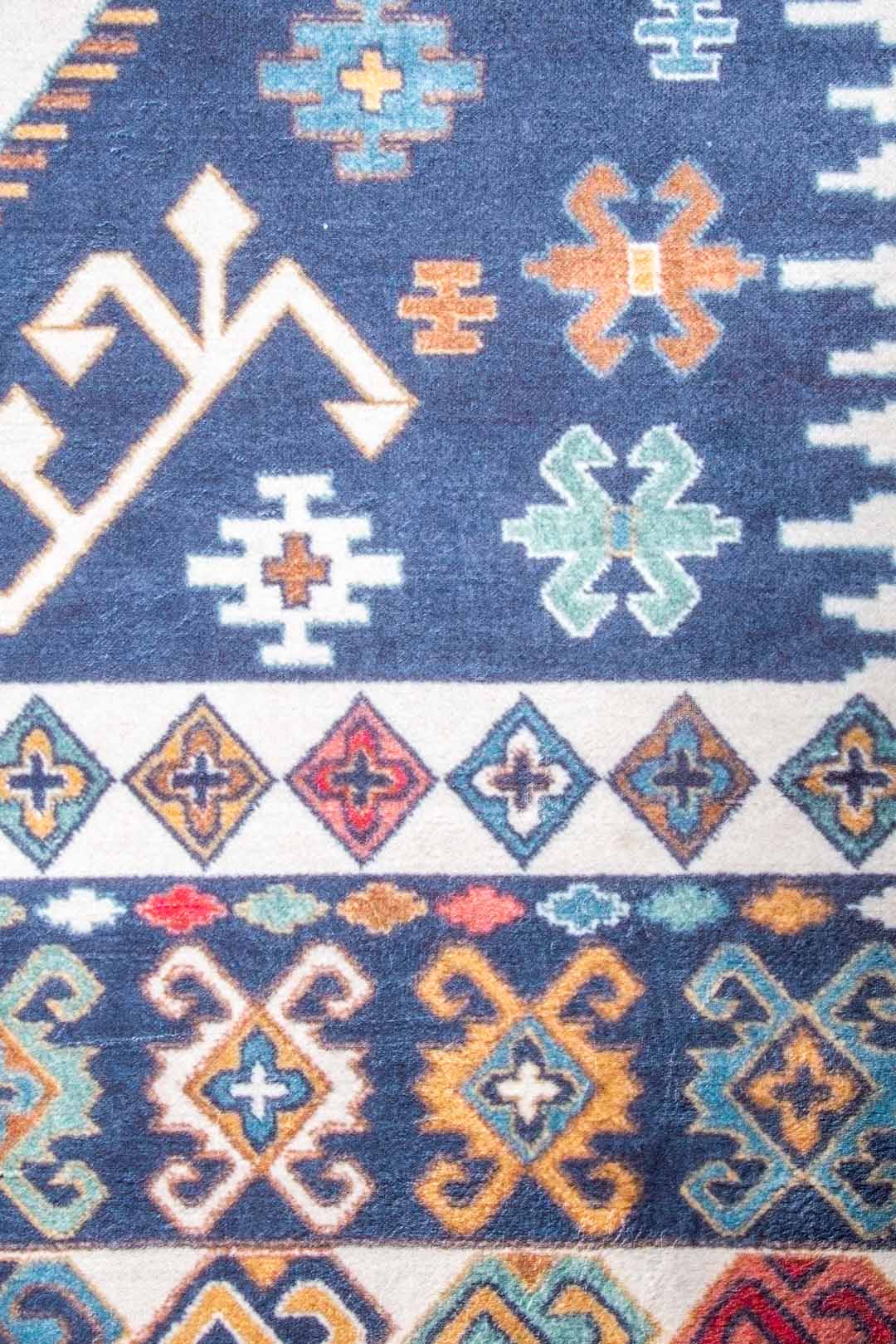 Kaukázusi Stílusú Szőnyeg – Sötétkék Alap Geometrikus Mintákkal